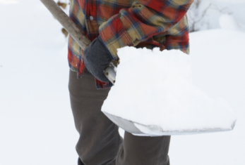 Schneeschaufeln im Winter